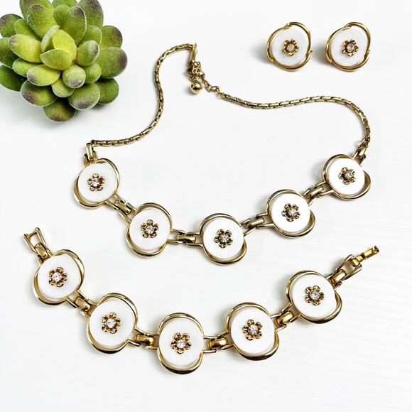Vintage White Thermoset Necklace, Bracelet and Clip Earring Parure Jewelry Set - Picture 1 of 10